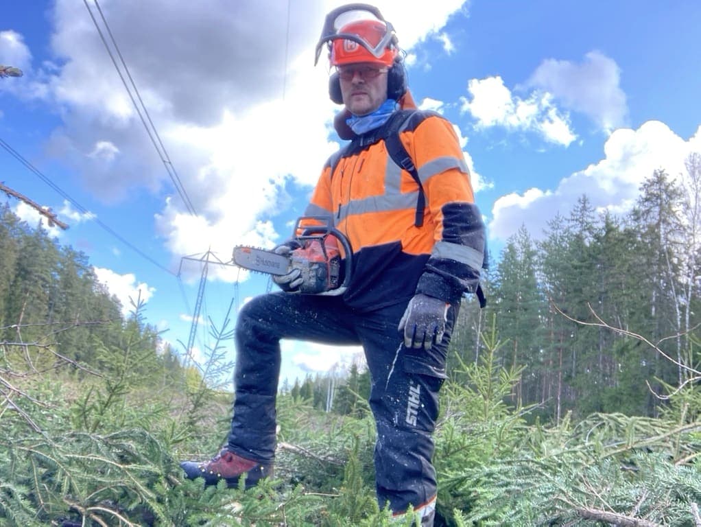Tomasz Pawelek med motorsåg i en ledningsgata